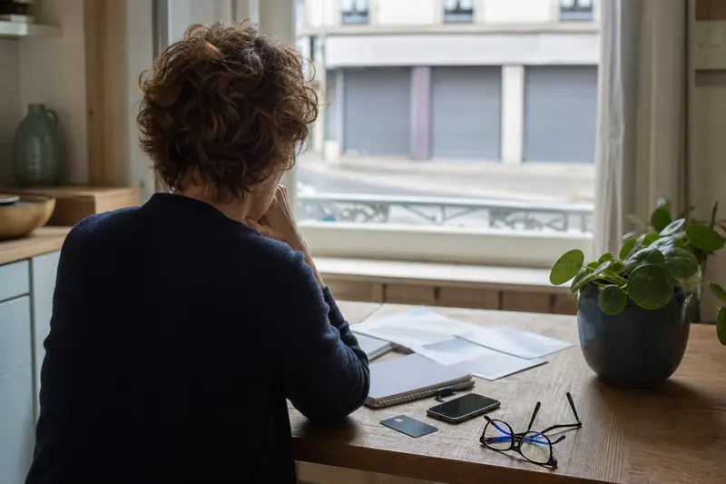 Client préparant ses démarches après la fermeture de son agence bancaire.