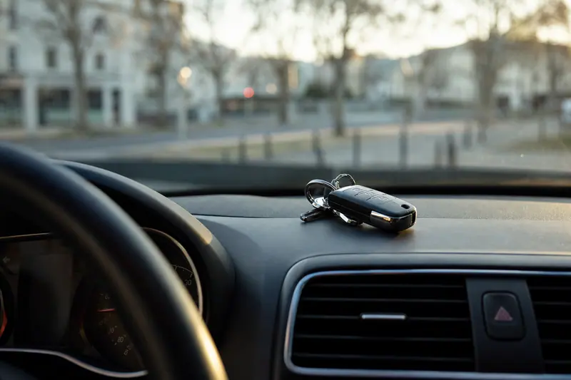 Clés de voiture posées sur le tableau de bord d'un véhicule